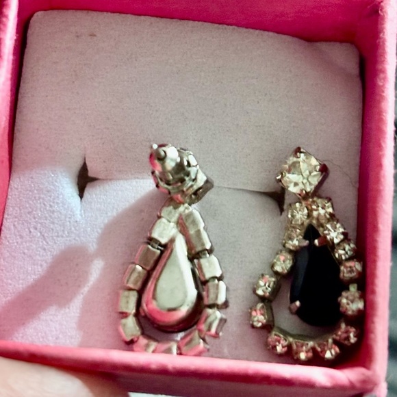 Vintage Elegant Gold and Black Teardrop Earrings - Picture 3 of 3